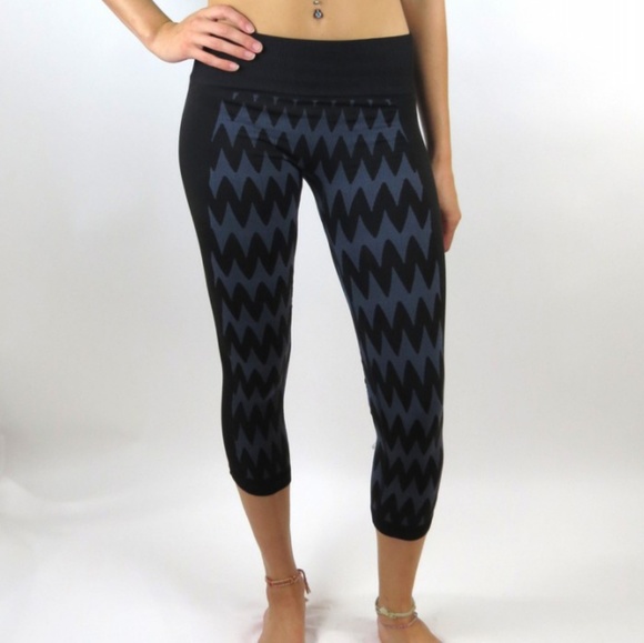 🆕Roxy Stunner Seamless Capri - Picture 2 of 5